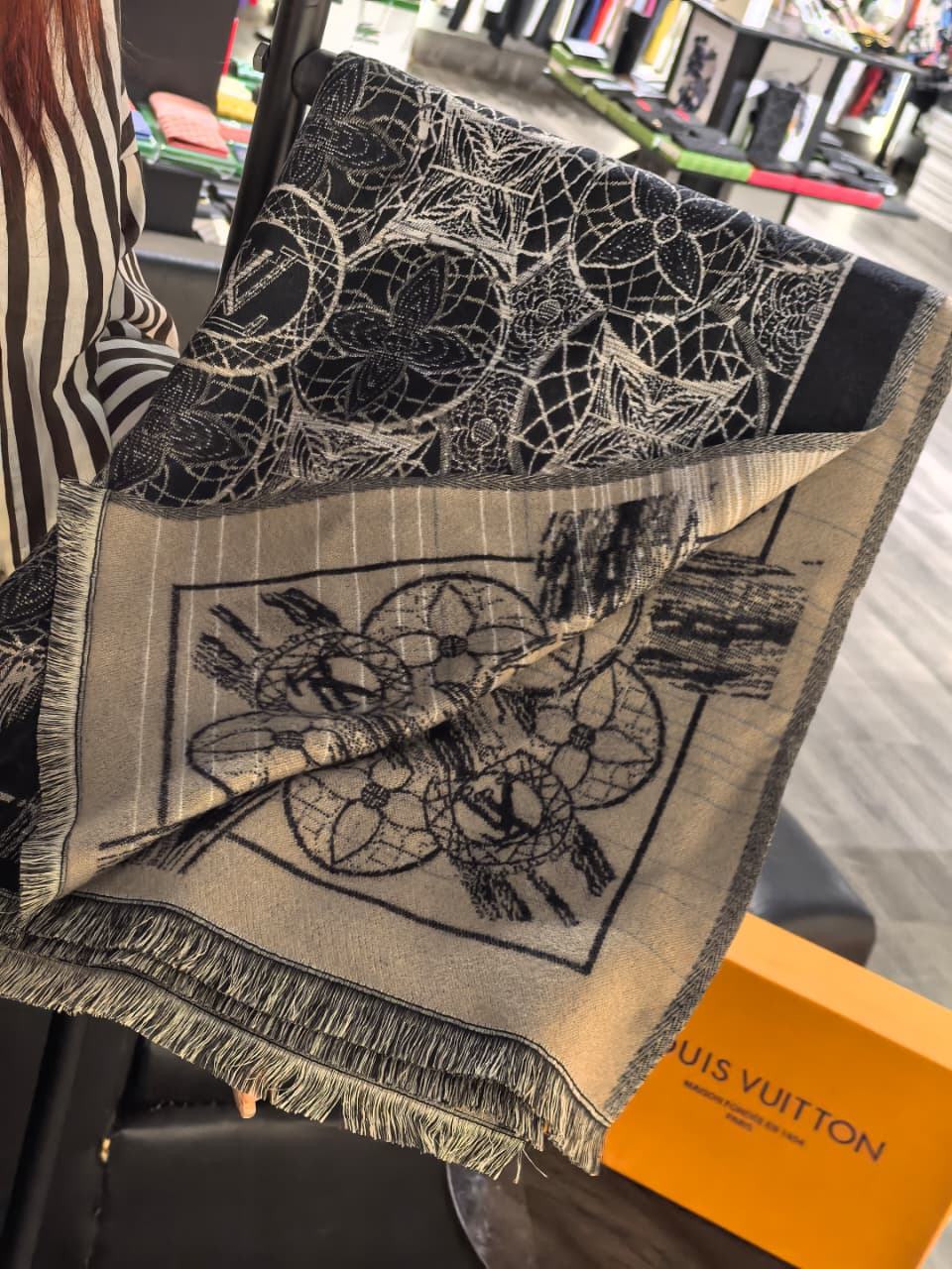 Louis Vuitton Women's Stole/Scarf for Winter with Box