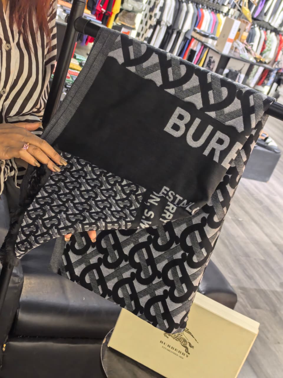 Burberry Women's Stole/Scarf for Winter with Box