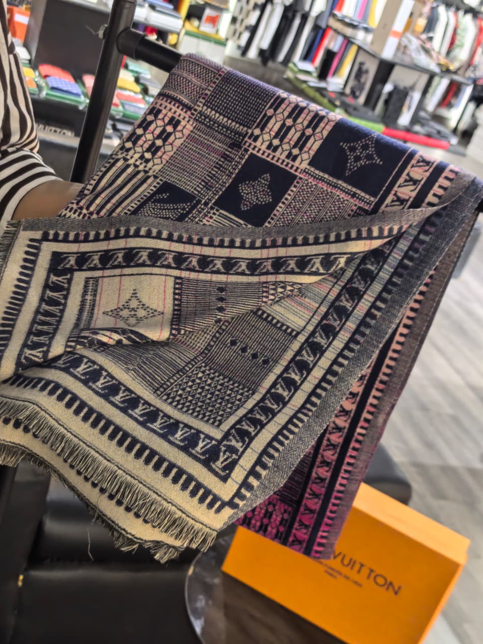 Louis Vuitton Women's Stole/Scarf for Winter with Box