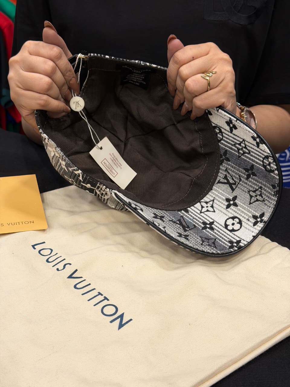 Louis vuitton Premium Cap with Dust Cover