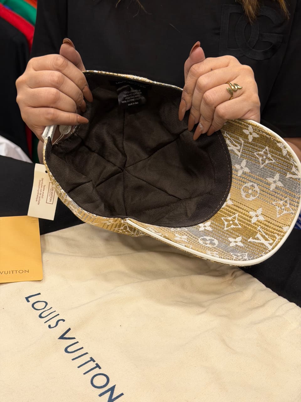 Louis vuitton Premium Cap with Dust Cover